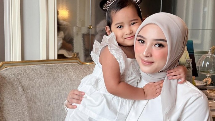 Dinan Fajrina Akhirnya Tunjukkan Foto Utuh Anak