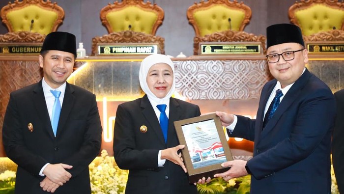 Direktur Jenderal Pemeriksaan Keuangan Negara V BPK RI, Widhi Widayat, kepada Gubernur Jawa Timur Khofifah Indar Parawansa dalam Rapat Paripurna DPRD Jatim.