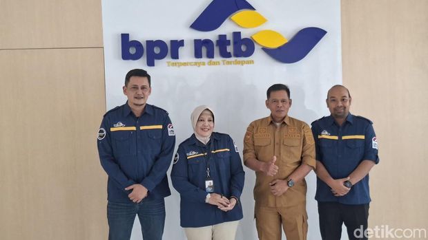 Direktur Utama BPR NTB Faesal (kiri) dan Anggota Komisaris BPR NTB Lalu Moh. Faozal (tengah) bersama jajaran direksi BPR NTB saat ditemui di kantornya, Selasa (9/6/2026). Direktur Utama BPR NTB Faesal (kiri) dan Anggota Komisaris BPR NTB Lalu Moh. Faozal (tengah) bersama jajaran direksi BPR NTB saat ditemui di kantornya, Selasa (9/6/2026).