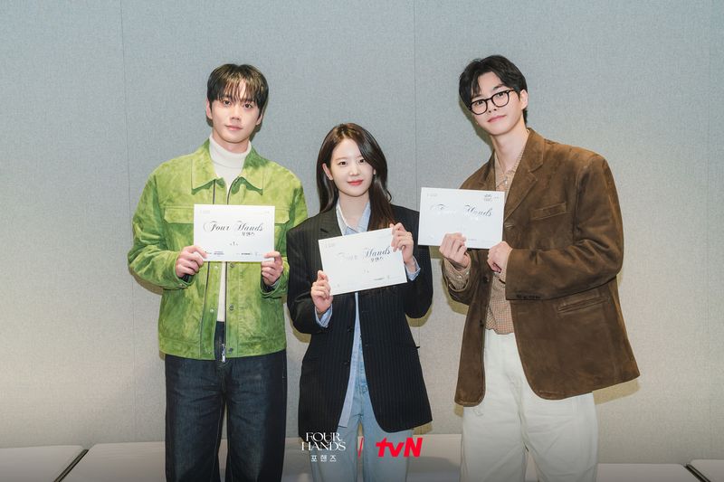 Song Kang beradu akting dengan Jang Gyu Ri dan Lee Jun Young di drama Korea Four Hands.