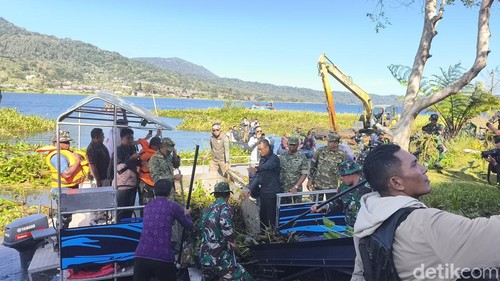Eceng gondok di Danau Buyan mulai dibersihkan, Selasa (9/6/2026).