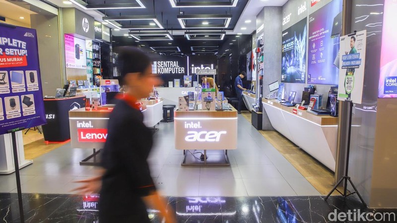 Penguatan nilai tukar dolar Amerika Serikat yang menembus kisaran Rp18.000 mulai berdampak pada sektor elektronik. Kenaikan kurs membuat harga sejumlah produk telepon genggam, laptop, hingga suku cadang mengalami penyesuaian dalam beberapa pekan terakhir.