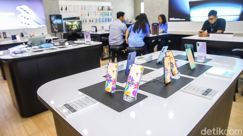 Penguatan nilai tukar dolar Amerika Serikat yang menembus kisaran Rp18.000 mulai berdampak pada sektor elektronik. Kenaikan kurs membuat harga sejumlah produk telepon genggam, laptop, hingga suku cadang mengalami penyesuaian dalam beberapa pekan terakhir.