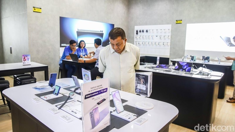 Penguatan nilai tukar dolar Amerika Serikat yang menembus kisaran Rp18.000 mulai berdampak pada sektor elektronik. Kenaikan kurs membuat harga sejumlah produk telepon genggam, laptop, hingga suku cadang mengalami penyesuaian dalam beberapa pekan terakhir.