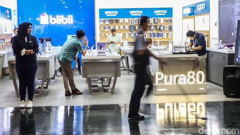 Penguatan nilai tukar dolar Amerika Serikat yang menembus kisaran Rp18.000 mulai berdampak pada sektor elektronik. Kenaikan kurs membuat harga sejumlah produk telepon genggam, laptop, hingga suku cadang mengalami penyesuaian dalam beberapa pekan terakhir.