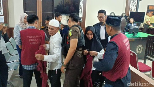 Empat terdakwa kasus pembunuhan Brigadir Esco Faska Rely mengikuti sidang tuntutan di PN Mataram, Selasa (9/6/2026).