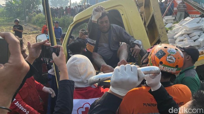 Evakuasi dramatis sopir truk bata ringan terjepit kabin di Mojokerto