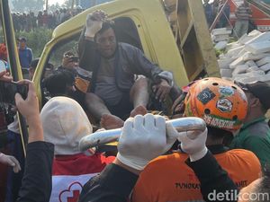 Evakuasi Dramatis Sopir Truk Bata Terguling di Mojokerto, 2,5 Jam Terjepit