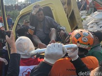 Petugas Berhasil Evakuasi Sopir Truk Terjepit di Mojokerto