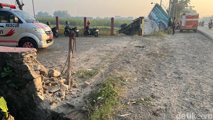 Evakuasi sopir truk terjepit di Mojokerto
