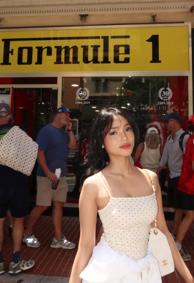 Fuji tampaknya sedang menikmati waktu berlibur di Monako. Foto-foto liburannya tersebut dibagikan ke Instagram dan langsung mencuri atensi.  Foto: Instagram/@fuji_an