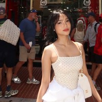 Fuji tampaknya sedang menikmati waktu berlibur di Monako. Foto-foto liburannya tersebut dibagikan ke Instagram dan langsung mencuri atensi.  Foto: Instagram/@fuji_an