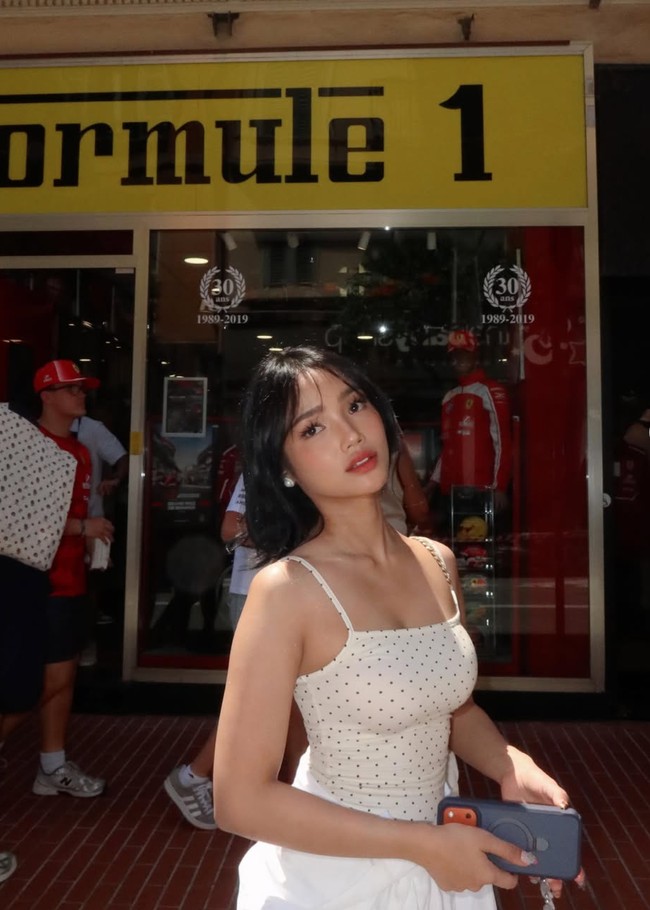 Dress polkadot yang dikenakan Fuji itu diketahui berasal dari merek H&M yang dibanderol Rp 379 ribu. Dress panjang itu memiliki potongan fit body yang memperlihatkan lekuk tubuh Fuji. Foto: Instagram/@fuji_an