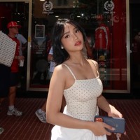 Dress polkadot yang dikenakan Fuji itu diketahui berasal dari merek H&M yang dibanderol Rp 379 ribu. Dress panjang itu memiliki potongan fit body yang memperlihatkan lekuk tubuh Fuji. Foto: Instagram/@fuji_an