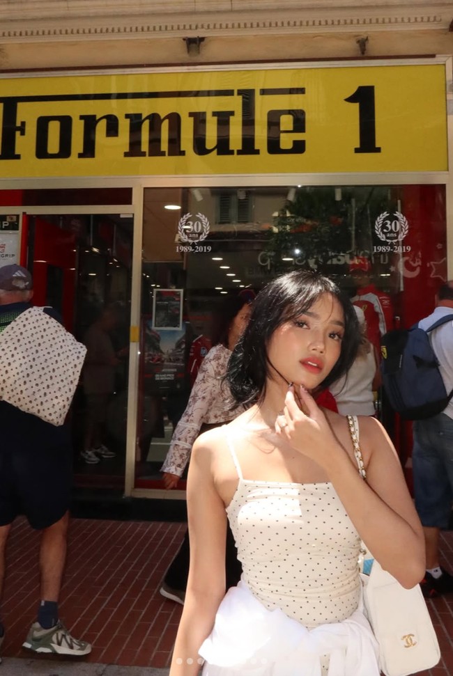 Meski busananya terlihat simpel dan sederhana, Fuji memilih memadukannya dengan tas branded dari Chanel. Diketahui tas yang dikenakan Fuji itu merupakan ‘Chanel 25 Mini White Caviar GHW’ yang bernilai Rp 117 juta. Foto: Instagram/@fuji_an