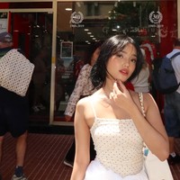 Meski busananya terlihat simpel dan sederhana, Fuji memilih memadukannya dengan tas branded dari Chanel. Diketahui tas yang dikenakan Fuji itu merupakan ‘Chanel 25 Mini White Caviar GHW’ yang bernilai Rp 117 juta. Foto: Instagram/@fuji_an