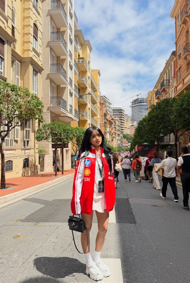 Gaya Fuji saat menonton F1 di Monaco juga tak kalah curi atensi. Penampilannya tampak stylish dengan dominasi warna putih. Foto: Instagram/@fuji_an