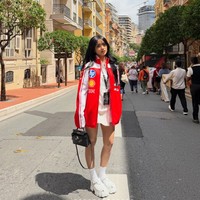 Gaya Fuji saat menonton F1 di Monaco juga tak kalah curi atensi. Penampilannya tampak stylish dengan dominasi warna putih. Foto: Instagram/@fuji_an