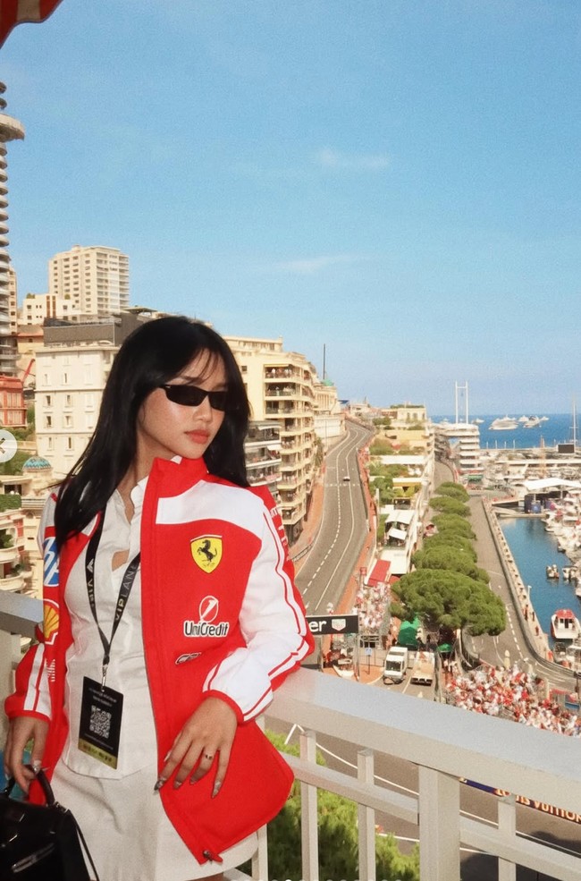 Fuji memadukan kemeja dan rok celana pendek putih dengan jaket berwarna merah-putih dari Puma. Jaket ‘Scuderia Ferrari 2026 Team Softshell Jacket’ itu dibanderol dengan harga sekitar Rp 3,7 juta. Foto: Instagram/@fuji_an