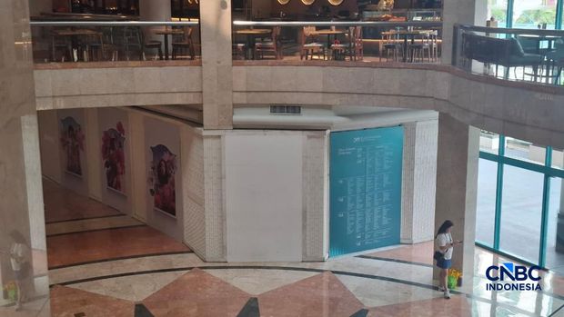 Gerai Tiffany & co di Plaza Senayan, Jakarta. (CNBC Indonesia/Chandra Dwi Pranata) Gerai Tiffany & co di Plaza Senayan, Jakarta. (CNBC Indonesia/Chandra Dwi Pranata)