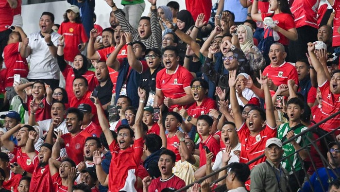 Gubernur Bobby Nasution dan suporter memadati tribun Stadion Utama Sumut saat Timnas Indonesia U-19 mengalahkan Vietnam. (dok. Istimewa)