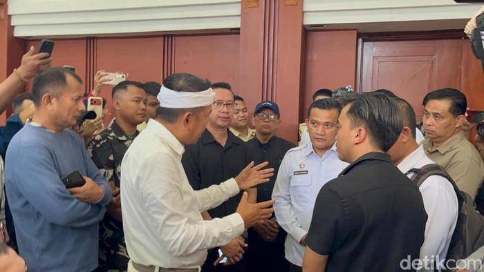 Gubernur Jabar Dedi Mulyadi di Kantor Disdik saat memantau pelaksanaan SPMB 2026.