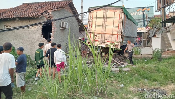 Insiden kecelakaan truk menabrak warung satu orang meninggal dunia