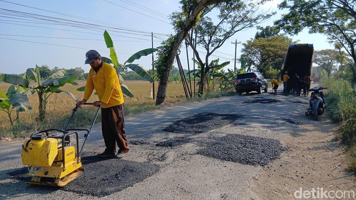 Proses perbaikan jalan rusak di Jalan Randublatung-Cepu, Blora, Selasa (9/6/2026).