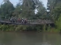 Heboh Jembatan Gantung di Wajo Nyaris Ambruk Saat Warga Nonton Balap Perahu