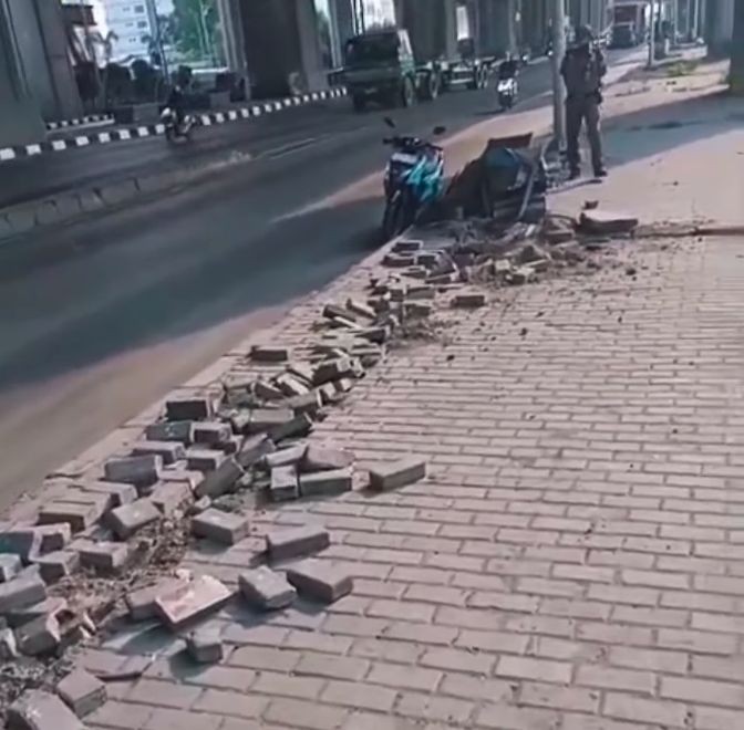 Kabel lampu jalan di Koja dicuri hingga trotoar digali
