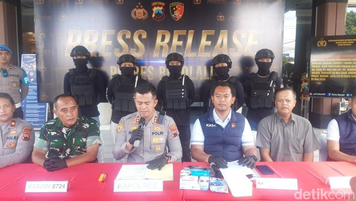 Kapolres Boyolali AKBP Indra Maulana Saputar dan jajarannya menunjukkan barang bukti kasus pencurian di 2 KDMP wilayah Boyolali, Selasa (9/6/2026).