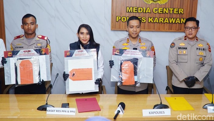 Kapolres Karawang AKBP Fiki Novian Ardiansyah saat sesi rilis di Mapolres Karawang