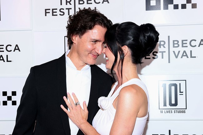 Salah satu momen paling menyita perhatian adalah ketika keduanya saling menempelkan dahi dan tertawa bersama. Foto: Variety via Getty Images/Stephanie Augello