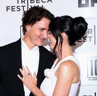 Salah satu momen paling menyita perhatian adalah ketika keduanya saling menempelkan dahi dan tertawa bersama. Foto: Variety via Getty Images/Stephanie Augello