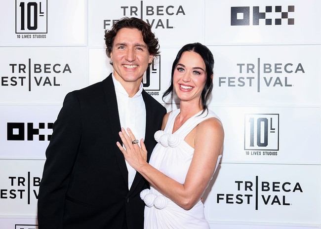 Keduanya terlihat selayaknya pasangan yang sedang dimabuk asmara. Katy dan Justin beberapa kali tertangkap kamera saling melempar senyum dan tatapan penuh cinta. Foto: Variety via Getty Images/Stephanie Augello