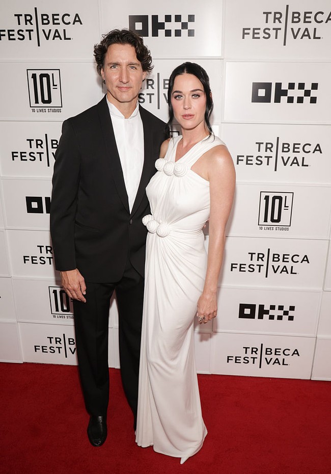 Ini menandai penampilan perdana mereka di red carpet, setelah hampir setahuan keduanya dikabarkan berpacaran. Dalam momen tersebut, Katy tampil anggun mengenakan gaun vintage putih dari koleksi Lanvin, sementara Justin memilih setelan tuksedo klasik hitam untuk mendampingi sang kekasih. Foto: WireImage/Manny Carabel