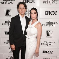 Ini menandai penampilan perdana mereka di red carpet, setelah hampir setahuan keduanya dikabarkan berpacaran. Dalam momen tersebut, Katy tampil anggun mengenakan gaun vintage putih dari koleksi Lanvin, sementara Justin memilih setelan tuksedo klasik hitam untuk mendampingi sang kekasih. Foto: WireImage/Manny Carabel