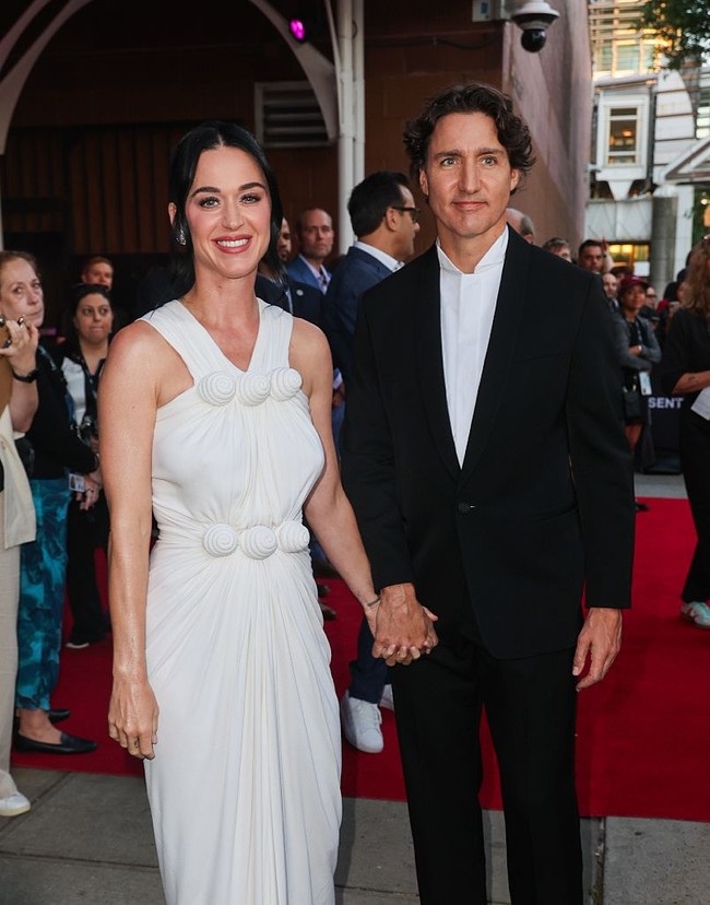 Pasangan penyanyi dan politikus ini tampil bersama di red carpet untuk pemutaran perdana dokumenter konser ‘Katy Perry: The Lifetimes Tour – Live from Paris’ yang digelar dalam rangka Tribeca Film Festival 2026 di New York City, AS, Senin (8/6/2026). Foto: GC Images/MEGA
