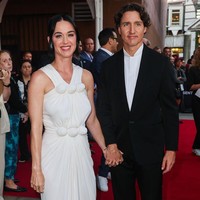 Pasangan penyanyi dan politikus ini tampil bersama di red carpet untuk pemutaran perdana dokumenter konser ‘Katy Perry: The Lifetimes Tour – Live from Paris’ yang digelar dalam rangka Tribeca Film Festival 2026 di New York City, AS, Senin (8/6/2026). Foto: GC Images/MEGA