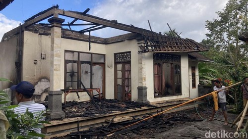Kebakaran melanda rumah Ni Luh Suwardani di Banjar Tengah, Desa Timuhun, Kecamatan Banjarangkan, Klungkung, Bali, Selasa (9/6/2026). (Foto: Fatih Kudus Jaelani/detikBali)