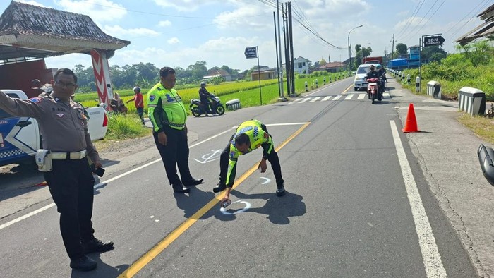 Petugas melakukan olah TKP lokasi kecelakaan maut di Kalasan, Selasa (9/6/2026).
