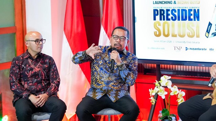 Kepala Bakom M Qodari serta Asisten Khusus Presiden Dirgayuza dan Agung Gumilar di Peluncuran buku Presiden Solusi digelar di University Club, Jakarta Selatan, Senin (8/6/2026).