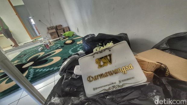 Kondisi rumah yang dijadikan kantor Wedding Organizer (WO) Darmawangsa Wedding di Perumnas Pasadana, Desa Cipedes, Kecamatan Paseh, Kabupaten Bandung. Kondisi rumah yang dijadikan kantor Wedding Organizer (WO) Darmawangsa Wedding di Perumnas Pasadana, Desa Cipedes, Kecamatan Paseh, Kabupaten Bandung.