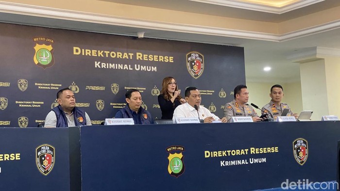 Konferensi pers di Polda Metro Jaya terkait kasus Hanania Travel (Devi Puspitasari/detikcom)