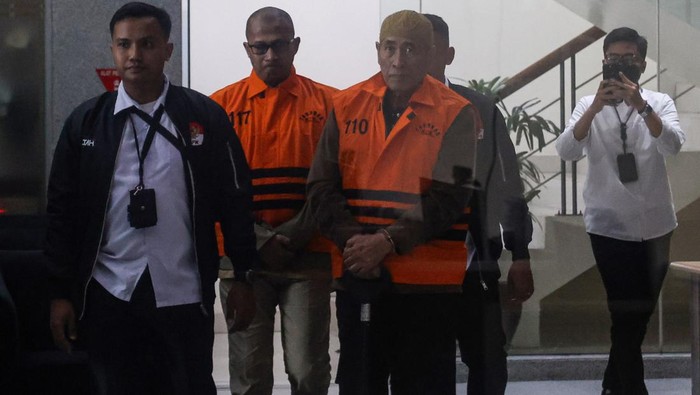 Komisaris PT Raudah Eksati sekaligus Ketua Umum Asosiasi Kesthuri Asrul Azis Taba (kedua kanan) dan  Direktur Operasional PT Makassar Toraja (Maktour) Ismail Adham (kedua kiri) mengenakan rompi tahanan usai menjalani pemeriksaan terkait kasus dugaan korupsi kuota haji dalam penyelenggaraan ibadah haji tahun 2023-2024 di Gedung Merah Putih KPK, Jakarta, Senin (8/6/2026). KPK menahan dua tersangka baru dalam pengembangan perkara dugaan korupsi kuota haji yakni Direktur Operasional PT Makassar Toraja (Maktour) Ismail Adham dan Komisaris PT Raudah Eksati sekaligus Ketua Umum Asosiasi Kesthuri Asrul Azis Taba. ANTARA FOTO/Darryl Ramadhan
