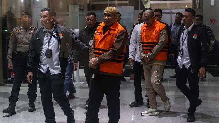 Komisaris PT Raudah Eksati sekaligus Ketua Umum Asosiasi Kesthuri Asrul Azis Taba (kedua kanan) dan  Direktur Operasional PT Makassar Toraja (Maktour) Ismail Adham (kedua kiri) mengenakan rompi tahanan usai menjalani pemeriksaan terkait kasus dugaan korupsi kuota haji dalam penyelenggaraan ibadah haji tahun 2023-2024 di Gedung Merah Putih KPK, Jakarta, Senin (8/6/2026). KPK menahan dua tersangka baru dalam pengembangan perkara dugaan korupsi kuota haji yakni Direktur Operasional PT Makassar Toraja (Maktour) Ismail Adham dan Komisaris PT Raudah Eksati sekaligus Ketua Umum Asosiasi Kesthuri Asrul Azis Taba. ANTARA FOTO/Darryl Ramadhan