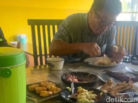 Lezatnya Lais Bakar dan Sambal Lucung khas Pangkalan Bun. (Sigit Pamungkas/detikKalimantan) Lezatnya Lais Bakar dan Sambal Lucung khas Pangkalan Bun. (Sigit Pamungkas/detikKalimantan)