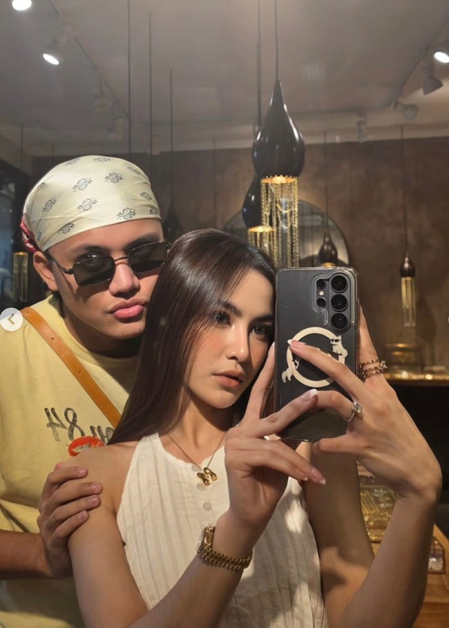 Gaya stylish Mahalini saat pulang kampung ke Bali bersama suami kembali curi atensi. Seperti biasa, penampilannya selalu terlihat simpel namun berhasil memukau banyak penggemar. Foto: Instagram/@mahaliniraharja