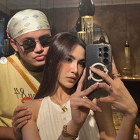 Gaya stylish Mahalini saat pulang kampung ke Bali bersama suami kembali curi atensi. Seperti biasa, penampilannya selalu terlihat simpel namun berhasil memukau banyak penggemar. Foto: Instagram/@mahaliniraharja