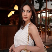 Gaya Elegan Mahalini Pulang ke Bali, Pakai Tas Chanel Langka-Jam Rp 643 Juta